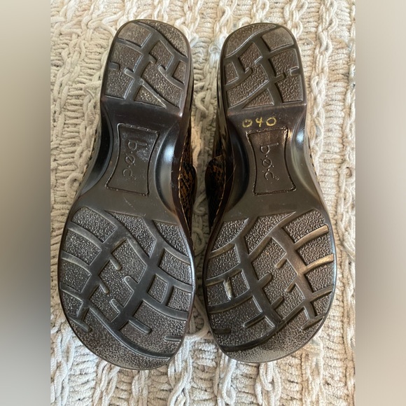 BOC Born Clogs Women’s Size 7.5 Tooled Snake Print Slip On Mules Shoes Brown - Picture 4 of 10